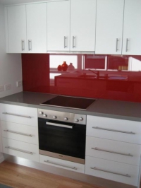 Кухня в бяло и червен лакобел